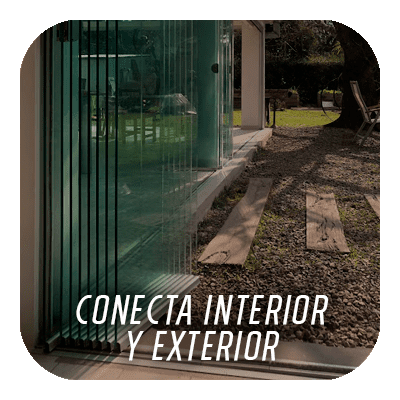 Cerramiento de vidrio corredizo conectando interior y exterior
